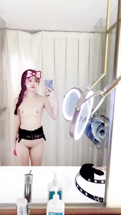 【露出网红极品身材】顶级露出艺术家『娜娜』最新脱衣裸舞洗澡紫薇篇 肆意玩弄青春肉体 逼脸同框 
